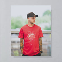 Lade das Bild in den Galerie-Viewer, Nike T-Shirt "Türkei" 2000er, rot, M/L