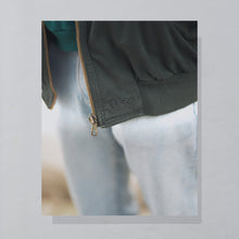 Lade das Bild in den Galerie-Viewer, Hugo Boss Jacke "bomber" 90er, grün, XL breit