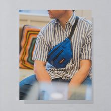 Lade das Bild in den Galerie-Viewer, Eastpak Bauchtasche Made in the USA 90er, blau