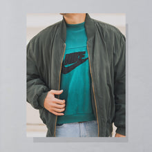 Lade das Bild in den Galerie-Viewer, Hugo Boss Jacke "bomber" 90er, grün, XL breit