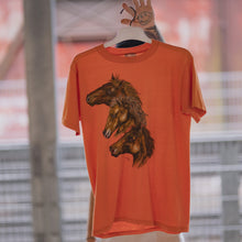 Lade das Bild in den Galerie-Viewer, Skimmers T-Shirt "Pferde" 1988 Made in the USA Single Stitch, orange, M