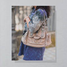 Lade das Bild in den Galerie-Viewer, George Gina & Lucy Handtasche "Turning Head", beige/braun