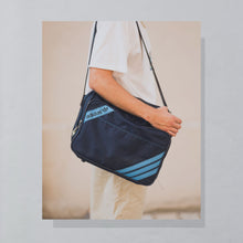Lade das Bild in den Galerie-Viewer, Adidas Umhängetasche 1986 Made in Taiwan, blau