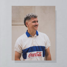 Lade das Bild in den Galerie-Viewer, Coca-Cola Poloshirt "Logo" 90er Made in Macau, beige/blau, L
