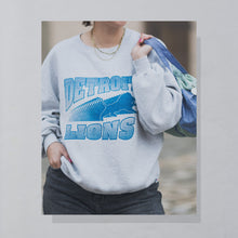 Lade das Bild in den Galerie-Viewer, Russell Athletic Sweatshirt "Detroit Lions" 90er Made in the USA, grau, XL/XXL