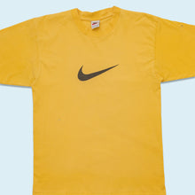 Lade das Bild in den Galerie-Viewer, Nike T-Shirt "Swoosh" 90er Made in Greece, gelb, L schmal
