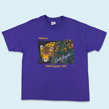 Lade das Bild in den Galerie-Viewer, Hanes T-Shirt "Henry Doorly Zoo Omaha" 90er single stitch made in the USA, lila, XL