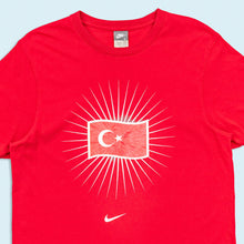 Lade das Bild in den Galerie-Viewer, Nike T-Shirt "Türkei" 2000er, rot, M/L