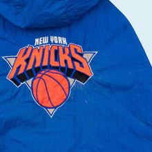 Lade das Bild in den Galerie-Viewer, Jump Ball Club Jacke - New York Knicks - 90er, S