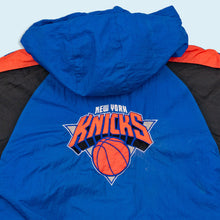 Lade das Bild in den Galerie-Viewer, Jump Ball Club Jacke - New York Knicks - 90er, S