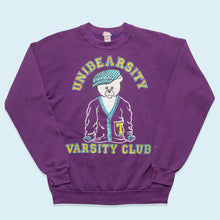 Lade das Bild in den Galerie-Viewer, B.J. Design Sweatshirt "Unibearsity Varsity Club" 90er Made in the USA, lila, S/M
