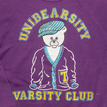 Lade das Bild in den Galerie-Viewer, B.J. Design Sweatshirt "Unibearsity Varsity Club" 90er Made in the USA, lila, S/M