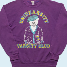 Lade das Bild in den Galerie-Viewer, B.J. Design Sweatshirt "Unibearsity Varsity Club" 90er Made in the USA, lila, S/M