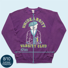 Lade das Bild in den Galerie-Viewer, B.J. Design Sweatshirt "Unibearsity Varsity Club" 90er Made in the USA, lila, S/M