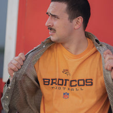 Lade das Bild in den Galerie-Viewer, NFL x Reebok T-Shirt Denver Broncos "on field" 00er, orange eingefärbt, XL
