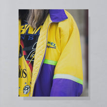 Lade das Bild in den Galerie-Viewer, Chase Authentics Jacke  - Camel Smokin Joes Racing - 90er Made in the USA, gelb/lila, XL/XXL
