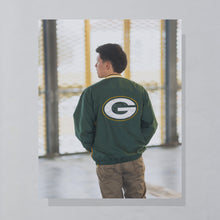 Lade das Bild in den Galerie-Viewer, NFL V-Neck Windbreaker &quot;Green Bay Packers&quot;, gelb/grün, L/XL breit
