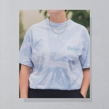 Lade das Bild in den Galerie-Viewer, Hanes T-Shirt &quot;Hawaiian Style&quot; Made in the USA Single Stitch, weiß/blau batik, L
