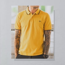 Lade das Bild in den Galerie-Viewer, Fred Perry Poloshirt, gelb, S/M
