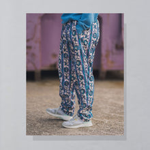 Lade das Bild in den Galerie-Viewer, Reebok Trainingshose &quot;crazy pattern&quot; 90er, mehrfarbig, S/M
