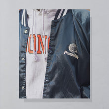 Lade das Bild in den Galerie-Viewer, Chalk Line Satin Jacke &quot;Penn State University&quot; 90er Made in the USA, blau, M breit
