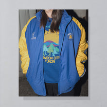 Lade das Bild in den Galerie-Viewer, Waves Sweatshirt &quot;Land of the Midnight Sun&quot; Dawson City Yukon 90er Made in the USA, blau, M/L
