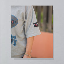 Lade das Bild in den Galerie-Viewer, Bad + Mad T-Shirt 90er/00er, grau, L breit
