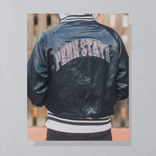 Lade das Bild in den Galerie-Viewer, Chalk Line Satin Jacke &quot;Penn State University&quot; 90er Made in the USA, blau, M breit
