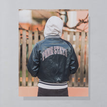 Lade das Bild in den Galerie-Viewer, Chalk Line Satin Jacke &quot;Penn State University&quot; 90er Made in the USA, blau, M breit
