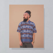 Lade das Bild in den Galerie-Viewer, Hugo Boss Poloshirt Made in Germany 90er, blau/rot, XL breit
