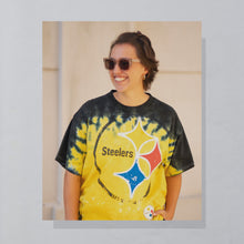 Lade das Bild in den Galerie-Viewer, NFL Team T-Shirt &quot;Pittsburgh Steelers&quot; 00er, gelb batik, L/XL
