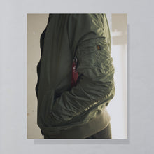 Lade das Bild in den Galerie-Viewer, Alpha Industries Jacke &quot;dünn&quot; MA-1, grün, M
