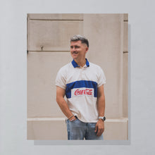 Lade das Bild in den Galerie-Viewer, Coca-Cola Poloshirt "Logo" 90er Made in Macau, beige/blau, L
