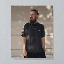 Lade das Bild in den Galerie-Viewer, Adidas T-Shirt 90er, schwarz faded, L
