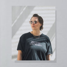 Lade das Bild in den Galerie-Viewer, Fruit of the Loom T-Shirt "Mein Alter?" 00er, schwarz, XL breit
