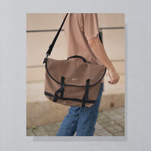 Lade das Bild in den Galerie-Viewer, Nike Umhängetasche 90er &quot;Swoosh&quot;, braun
