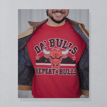 Lade das Bild in den Galerie-Viewer, Fruit of the Loom Sweatshirt &quot;Da`Bulls Repeat a Bulls&quot; 90er Made in the USA, rot, L/XL

