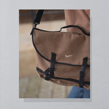 Lade das Bild in den Galerie-Viewer, Nike Umhängetasche 90er &quot;Swoosh&quot;, braun

