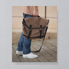 Lade das Bild in den Galerie-Viewer, Nike Umhängetasche 90er &quot;Swoosh&quot;, braun
