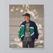 Lade das Bild in den Galerie-Viewer, The Mountain T-Shirt &quot;Native American&quot; 1996 single stitch Made in the USA, grün/batik, L/XL
