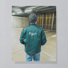 Lade das Bild in den Galerie-Viewer, Reebok x Carlsberg Coach Jacke &quot;the official beer euro 1996&quot;, grün, XL breit
