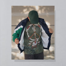 Lade das Bild in den Galerie-Viewer, The Mountain T-Shirt &quot;Native American&quot; 1996 single stitch Made in the USA, grün/batik, L/XL
