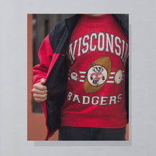 Lade das Bild in den Galerie-Viewer, Signal Sports Sweatshirt &quot;Wisconsin Badgers&quot; 1991 Made in the USA, rot/acid washed, L schmal
