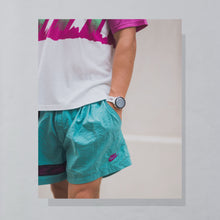 Lade das Bild in den Galerie-Viewer, Nike Challenge Court Poloshirt "Andre Agassi" 90er Made in Italy, weiß/schwarz/lila, M/L
