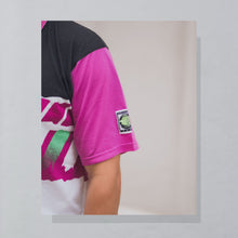 Lade das Bild in den Galerie-Viewer, Nike Challenge Court Poloshirt "Andre Agassi" 90er Made in Italy, weiß/schwarz/lila, M/L

