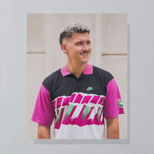 Lade das Bild in den Galerie-Viewer, Nike Challenge Court Poloshirt "Andre Agassi" 90er Made in Italy, weiß/schwarz/lila, M/L
