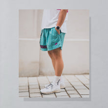 Lade das Bild in den Galerie-Viewer, Nike Challenge Court Poloshirt "Andre Agassi" 90er Made in Italy, weiß/schwarz/lila, M/L
