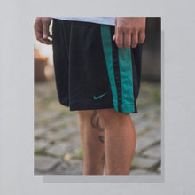 Lade das Bild in den Galerie-Viewer, Nike Shorts &quot;grey tag&quot; 00er, schwarz/grün, M/L
