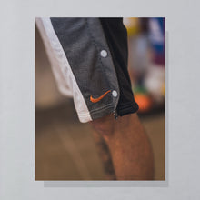 Lade das Bild in den Galerie-Viewer, Nike Shorts "Hoops" 90er, weiß/schwarz, S
