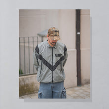 Lade das Bild in den Galerie-Viewer, Trainingsjacke Army &quot;Streifen reflektiert&quot; 90er, grau, XL breit
